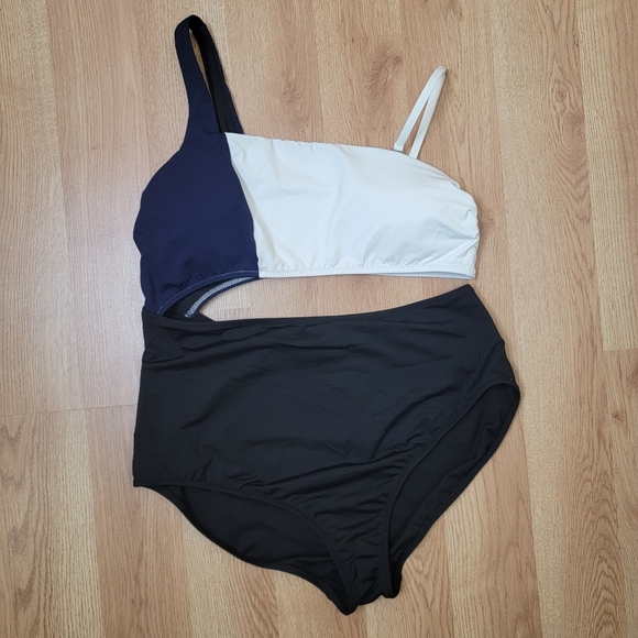 Athleta Other - Athleta Black & White Top Swimsuit Size Large